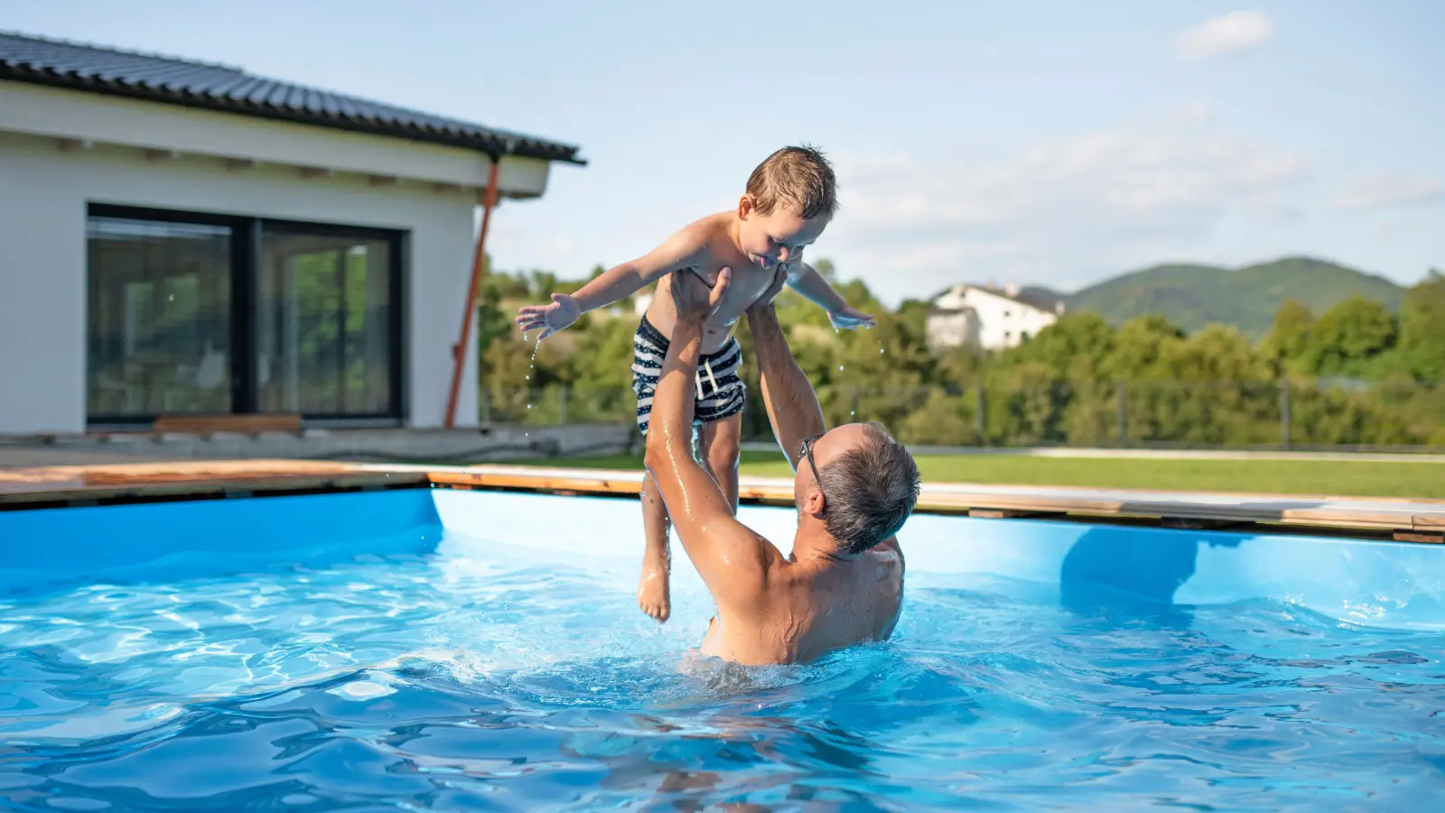 Für Kleine ist ein Pool das Größte: Komplett-Sets sind eine Anschaffung fürs Leben und verursachen trotzdem keinen Einbaustress und keine hohen Kosten. (Foto: DJD/Pool-Systems.de/Getty Images/Halfpoint)