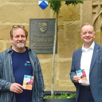 Oberbürgermeister Thomas Deffner (rechts) und Jugendpfleger Udo Seidel freuen sich über eine 49. Ausgabe des Ferienpasses in den Sommerferien. (Foto: Irmeli Pohl)