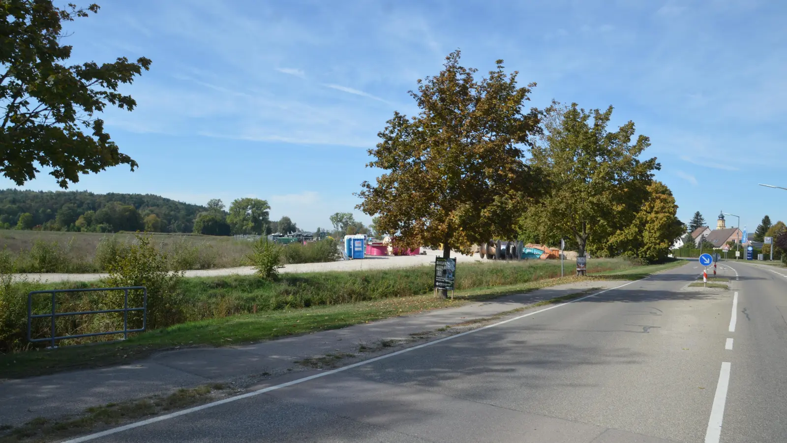 Neben der Oettinger Straße befindet sich das Areal, das zur Gartenschau 2019 als Parkplatz befestigt wurde. Aktuell wird die Fläche als Lagerstätte für Baumaßnahmen genutzt. Perspektivisch soll der Bereich zum Retentionsraum für den Hochwasserschutz hergerichtet werden.  (Foto: Peter Tippl)