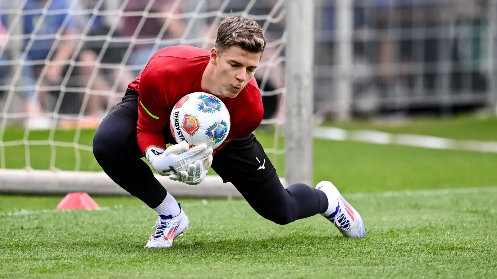 Augsburgs Torwart Finn Dahmen hat den Sprung in die Nationalmannschaft geschafft.  (Foto: Harry Langer/dpa)