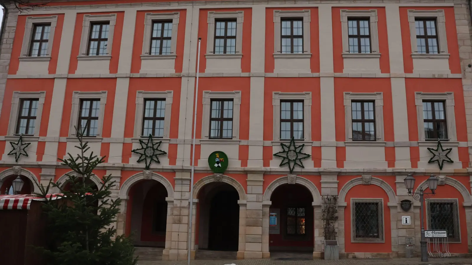 Mit fünf angemeldeten Bewerbungen ist der Bürgermeisterstuhl im Neustädter Rathaus der begehrteste im Landkreis. (Foto: Andreas Reum)
