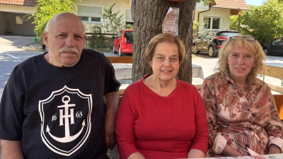 Sie sind das Herzstück des „Schwarzen Adlers” in Oberntief: Heinrich und Magda Deininger und Elisabeth Brand (von links). (Foto: Nicole Gunkel)
