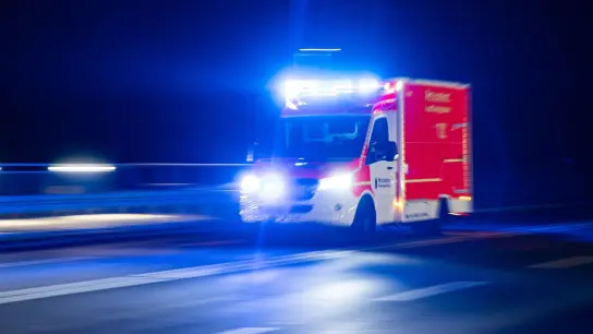Ein Rettungswagen fährt mit eingeschaltetem Blaulicht. (Foto: Marcel Kusch/dpa/dpa-tmn/Symbolbild)