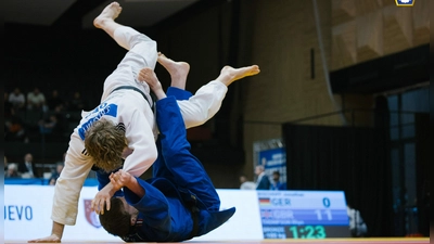 Turbulent ging es im Kampf um Platz drei zu, in dem sich Jonathan Bischoff (in Weiß) geschlagen geben musste. (Foto: Erika Zucchiatti)