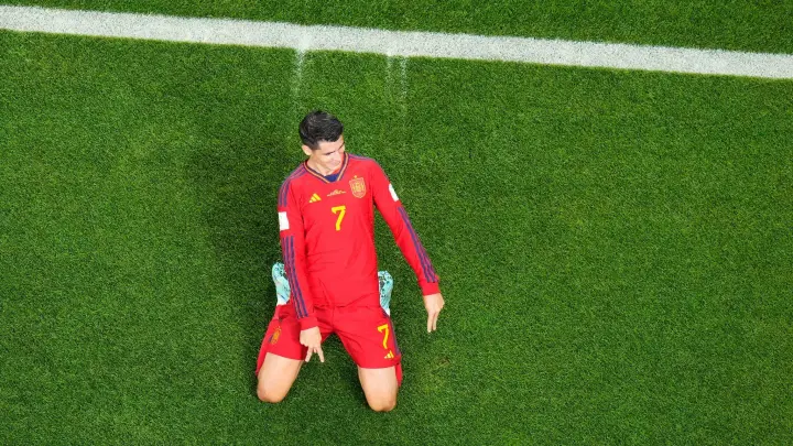 Spaniens Alvaro Morata bejubelt sein Tor zum 0:1 gegen Japan. (Foto: Petr David Josek/AP/dpa)
