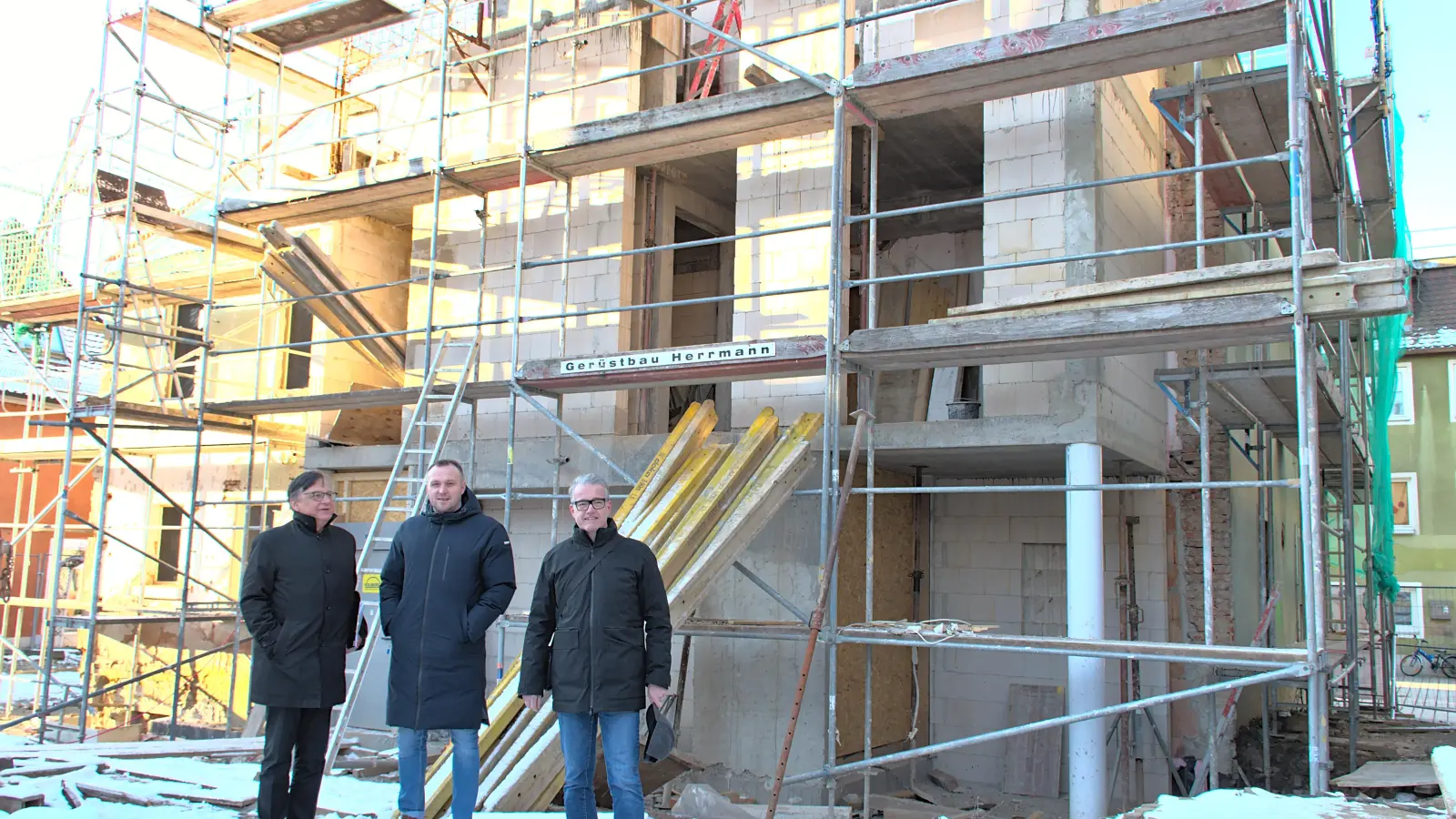 Auf der Baustelle: Architekt Professor Georg Sahner, Bauherr Arthur Reim und Feuchtwangens Bürgermeister Patrick Ruh (von links). (Foto: Rebecca Weber)