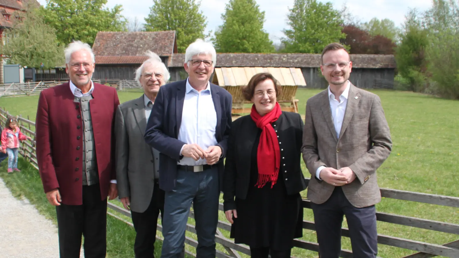 Beim Rundgang (von links): der frühere Bezirkstagspräsident Richard Bartsch, der frühere Leiter des Fränkischen Freilandmuseums, Professor Konrad Bedal, der aktuelle Leiter, Dr. Herbert May, dessen Nachfolgerin (ab Oktober) Dr. Karin Falkenberg und Bezirkstagspräsident Peter Daniel Forster. (Foto: Hans-Bernd Glanz)