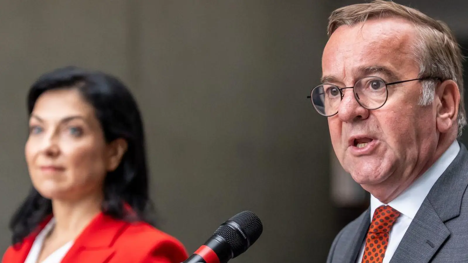 Bundeswirtschaftsministerin Katherina Reiche (CDU) und Verteidigungsminister Boris Pistorius (SPD) stellten die Pläne vor. (Foto: Michael Kappeler/dpa)