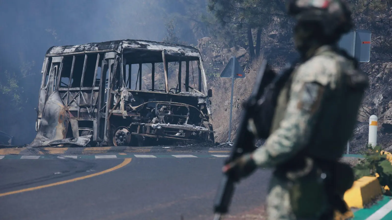 Unruhen, Straßensperren und Brandstiftungen in Mexiko: Das Auswärtige Amt ruft Urlauber zur Vorsicht auf. (Foto: Armando Solis/AP/dpa-tmn)
