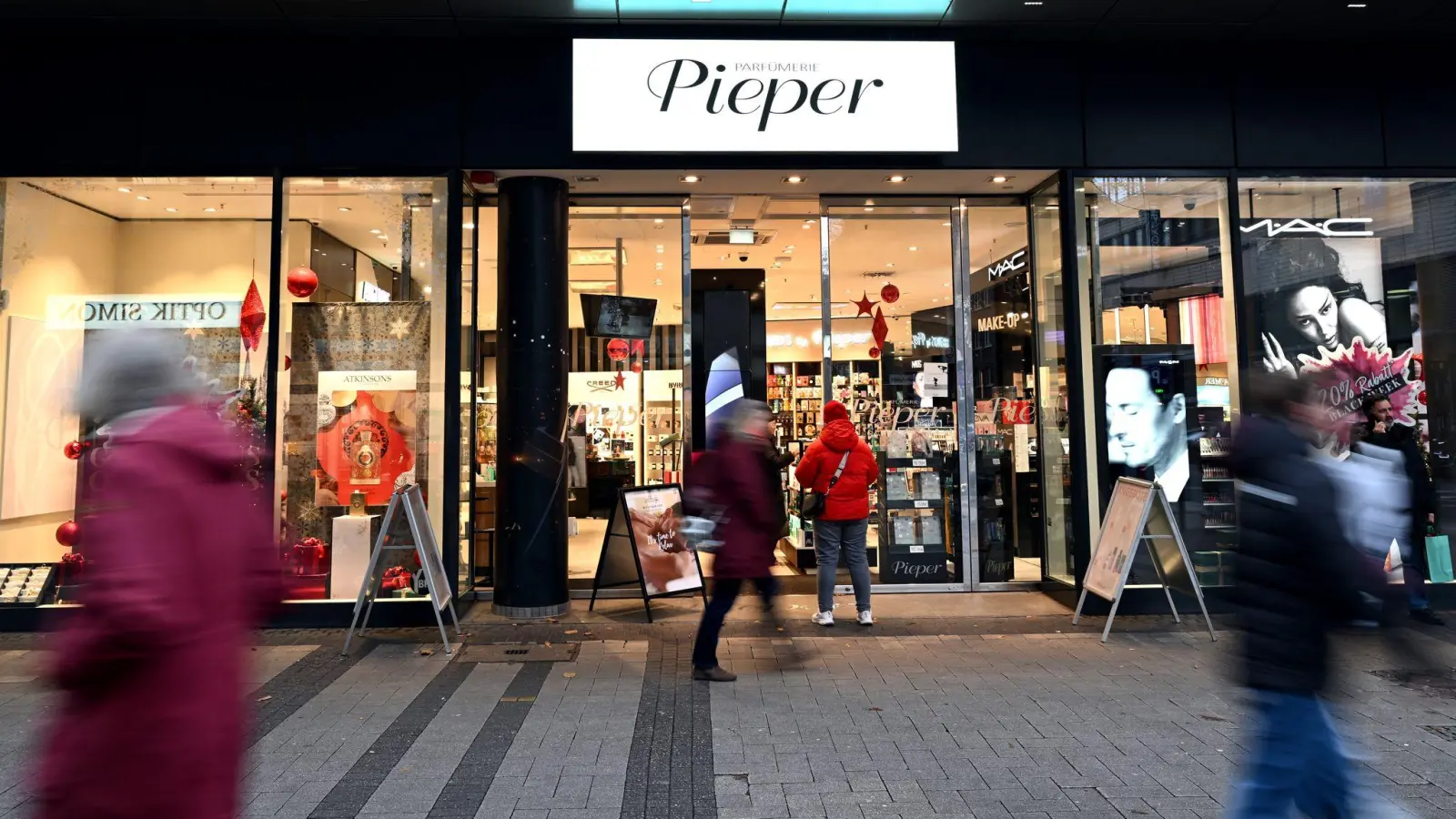 Eine Pieper-Filiale in Köln - auch künftig werden die Parfumshops in vielen deutschen Innenständen zu finden sein.  (Foto: Federico Gambarini/dpa)