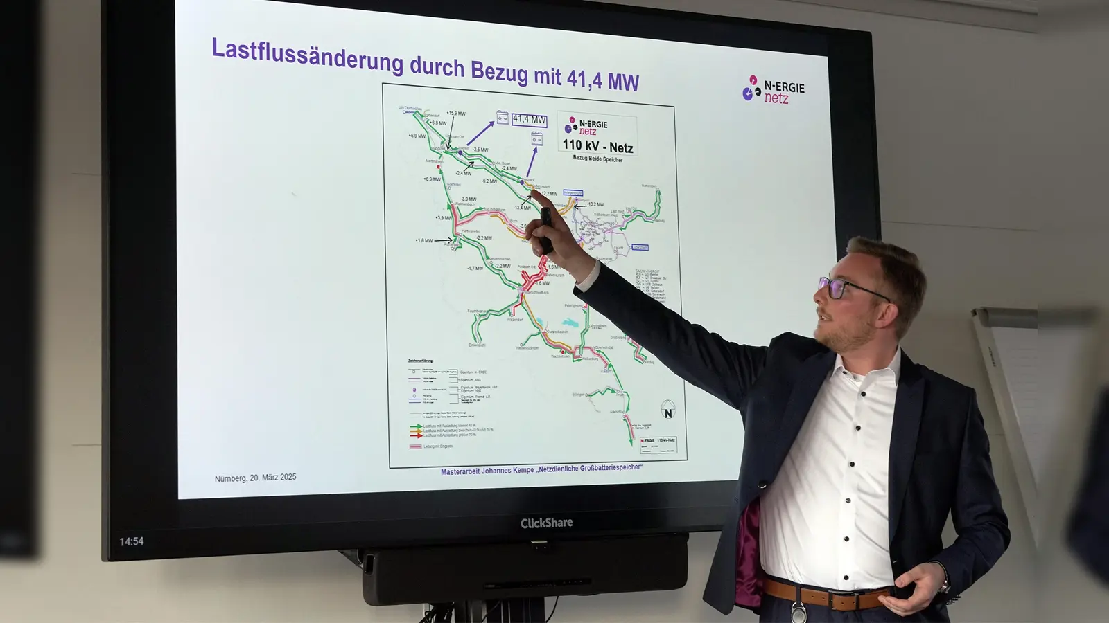 Johannes Kempe bei der Vorstellung seiner Studienergebnisse zu Großbatteriespeichern.  (Foto: Heinz Wraneschitz bildtext.de)