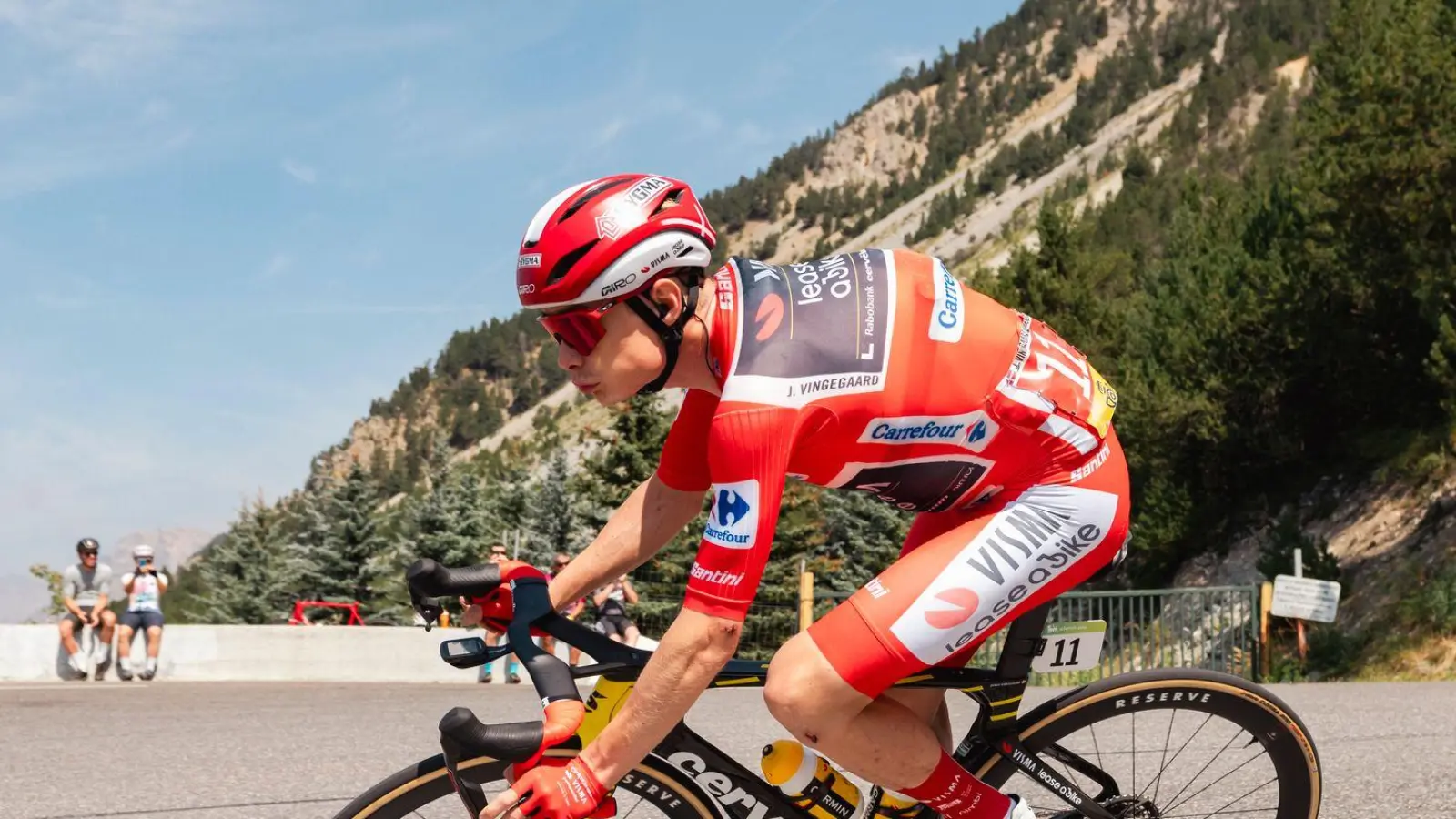 Der dänische Rad-Star Jonas Vingegaard im Roten Trikot des Gesamtführenden.  (Foto: Matteo Secci/ZUMA Press Wire/dpa)