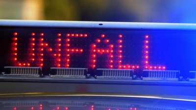 Die Bundesstraße 2 ist in beide Richtungen gesperrt. (Symbolbild) (Foto: Stefan Puchner/dpa)