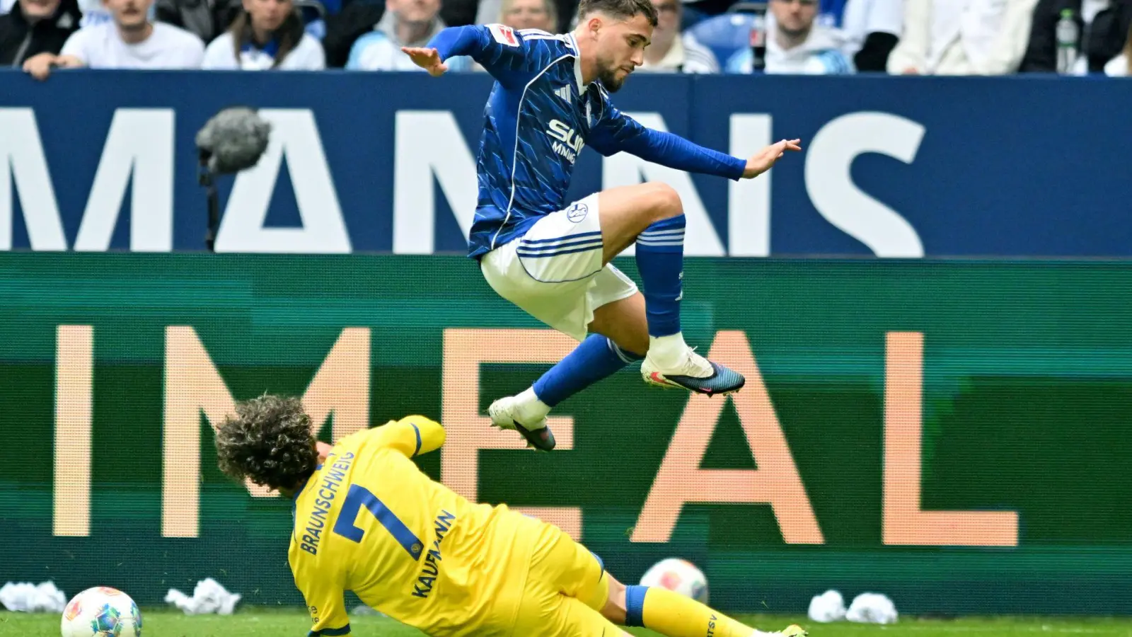 Braunschweiger und Schalker lieferten sich packende Duelle. (Foto: Bernd Thissen/dpa)