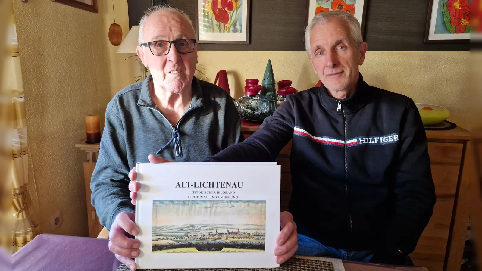 Reiner (links) und Stefan Heller haben einen Bildband über Alt-Lichtenau zusammengestellt. (Foto: Andrea Walke)