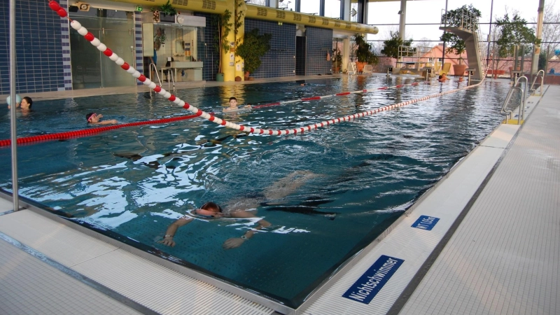 Das Hallenbad bietet viele Attraktionen, doch die Technik muss überarbeitet werden. Nur ist weiterhin unklar, woher das Geld dafür kommen soll. (Archivbild: Martina Haas)