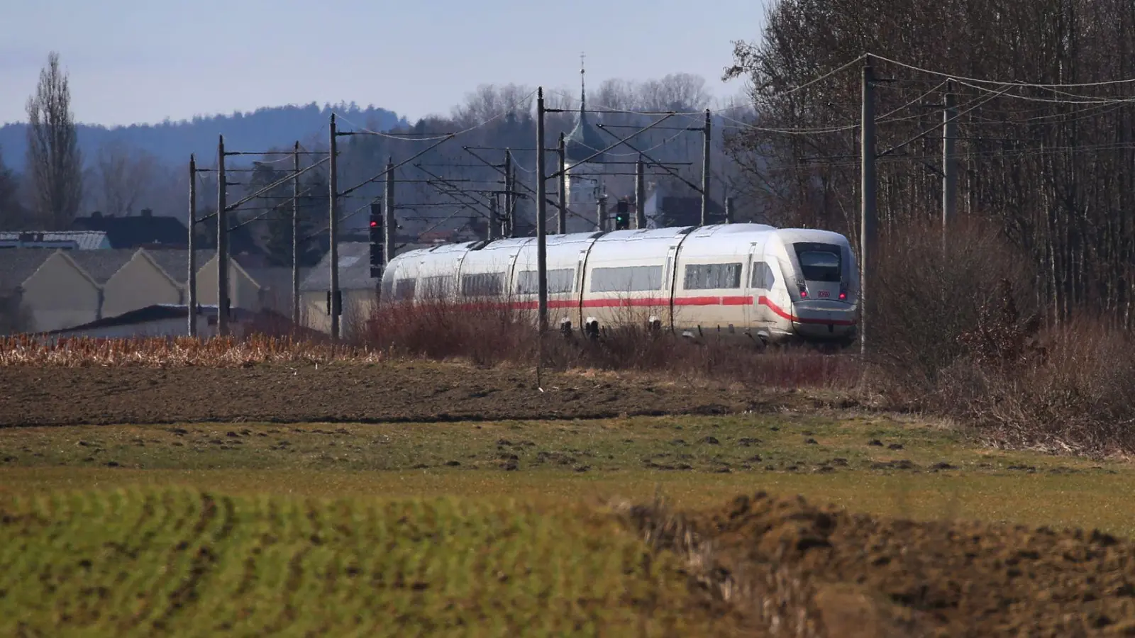 Die ICE-Strecke zwischen Ulm und Augsburg stammt im Kern noch aus der Zeit der Eisenbahnpioniere. (Archivbild) (Foto: Karl-Josef Hildenbrand/dpa)
