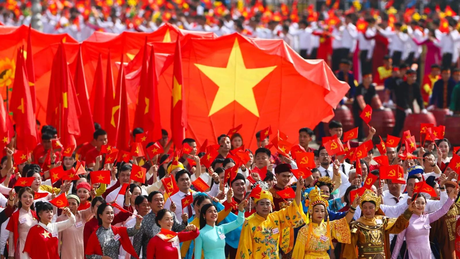 Hunderttausende jubelten und feierten bei der Parade ihr Land.  (Foto: Athit Perawongmetha/Reuters Pool/AP/dpa)
