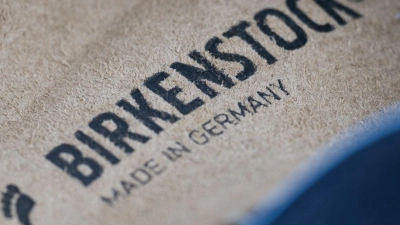 Die Firma Birkenstock stellt Sandalen her. (Foto: Sebastian Gollnow/dpa)