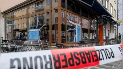 Am 10. April wurde auf das israelische Restaurant „Eclipse“ in München ein Anschlag verübt - wer dahintersteckt, ist noch immer unklar. (Archivbild) (Foto: Peter Kneffel/dpa)