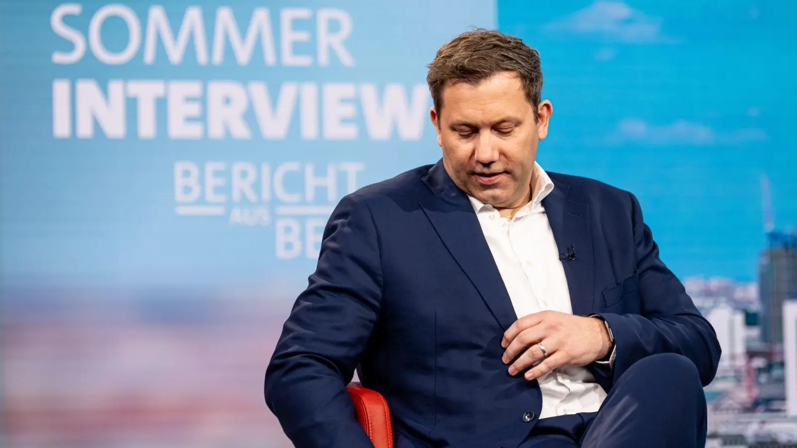 „Man kann sich gegenüber Putin nicht mit der schwarzen Null verteidigen“, sagt der Finanzminister.  (Foto: Fabian Sommer/dpa)