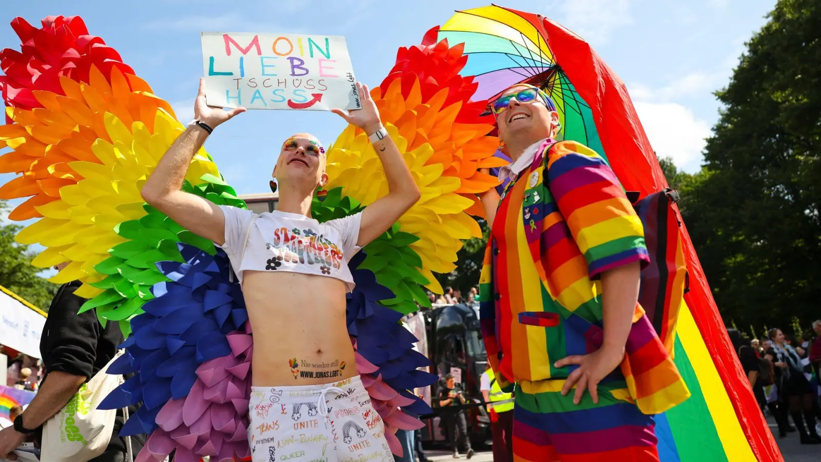 Bunt, laut und politisch: Die Pride Parade in Hamburg findet zum 45. Mal statt. (Foto: Christian Charisius/dpa)