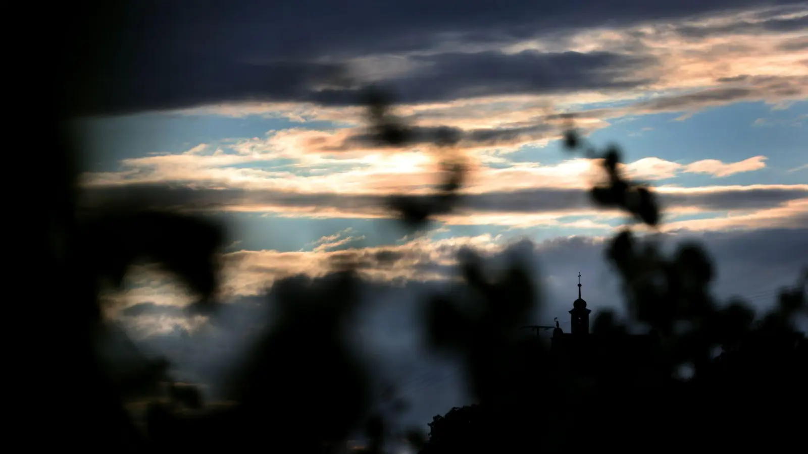 Gerade am Sonntag setzt sich die Sonne immer mehr gegen die Wolken durch. (Archivbild) (Foto: Karl-Josef Hildenbrand/dpa)