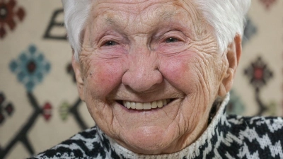 Mit 100 Jahren lebt es sich nicht allzu anders, findet Johanna Quaas, die älteste Turnerin der Welt.  (Foto: Heiko Rebsch/dpa)