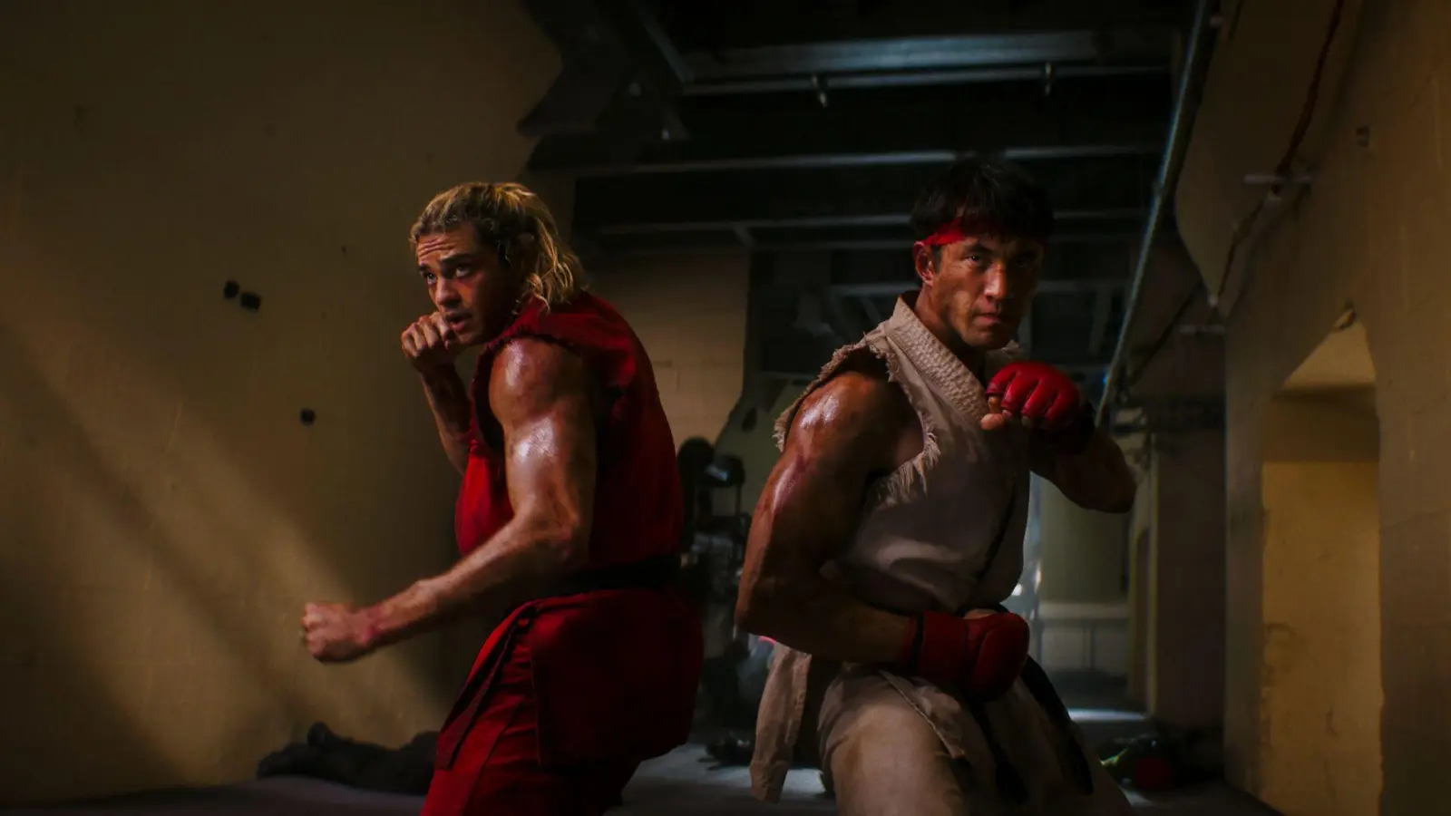 Noah Centineo (l) spielt Ken Masters und Andrew Koji Ryu.  (Foto: Handout / Berlin/Paramount Pictures/dpa)