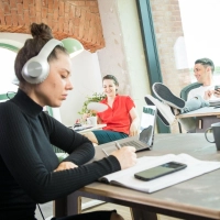 Sie wollen dem Small Talk im Büro entkommen? Dann können Kopfhörer ein effektives Mittel sein. (Foto: Christin Klose/dpa Themendienst/dpa-tmn)