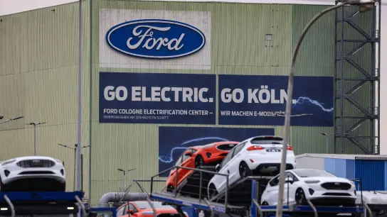 Auf dem Werksgelände von Ford in Köln: Der Autobauer will an seinem Kölner Standort nach Angaben des Betriebsrats im großen Stil Jobs abbauen. (Foto: Oliver Berg/dpa)