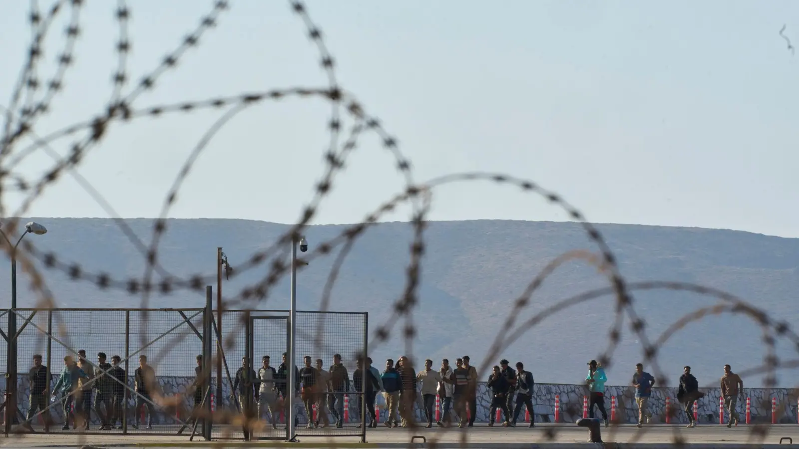 Aus dem Mittelmeer gerettete Migranten, hier im griechischen Hafen von Lavrio. (Foto: Petros Giannakouris/AP/dpa)