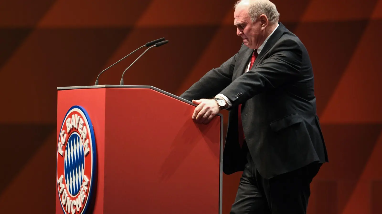 Uli Hoeneß, Präsident des FC Bayern, reagiert während der Jahreshauptversammlung. (Foto: Tobias Hase/dpa/Archivbild)