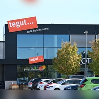 Im Ansbacher Retti-Center wird aus Tegut ein Edeka-Markt. Alle Beschäftigten werden nach Angaben von Edeka übernommen.  (Foto: Manfred Blendinger)