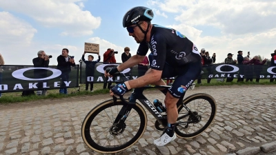 Musste nach einem Sturz alles Hoffnungen auf einen zweiten Sieg bei Paris-Roubaix begraben: John Degenkolb. (Foto: Dirk Waem/Belga/dpa)