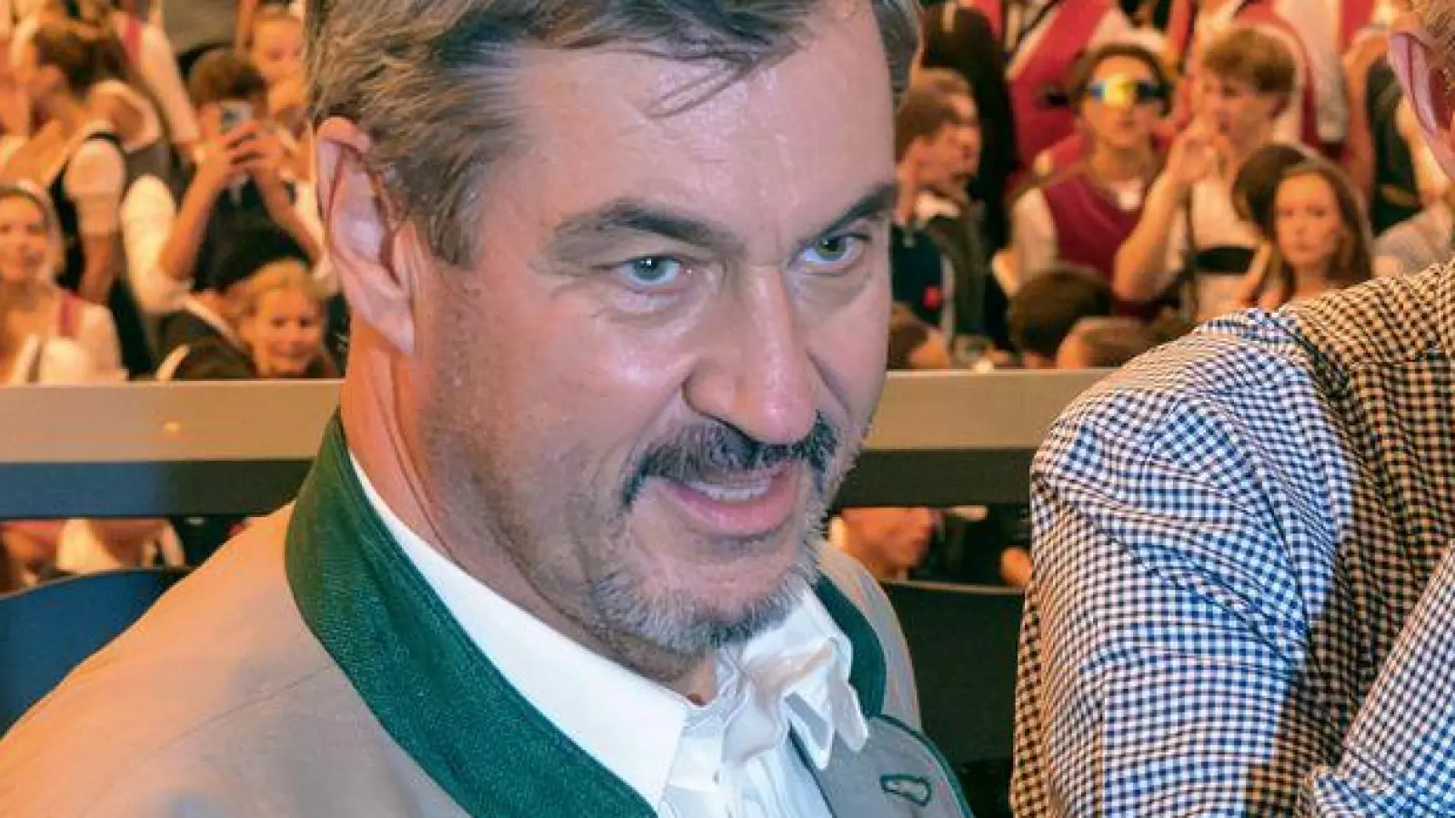 Auch wenn Markus Söder eigentlich nicht gerne Bier trinkt - fürs Foto auf dem Oktoberfest gehört auch für ihn der Maßkrug natürlich dazu. (Archivbild) (Foto: Peter Kneffel/dpa)