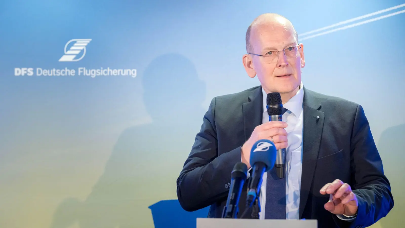 DFS-Chef Arndt Schoenemann verspricht sich viel von der Zusammenarbeit mit der Telekom und mit Hensoldt. (Foto: Sina Schuldt/dpa)