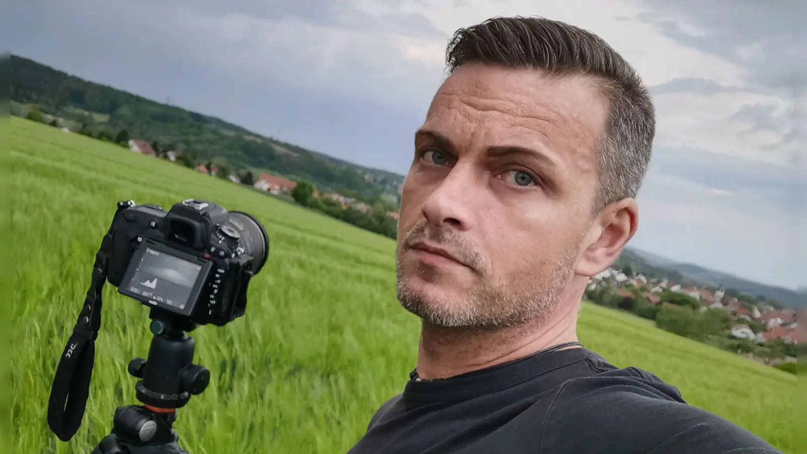 Mirko Fryska bei dem, was er am liebsten tut: mit der Kamera durch die Natur streifen, auf der Suche nach dem perfekten Motiv. (Selfie: Mirko Fryska)