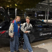 Schauspielerin Scout Worsley (links) und Jenna Jolen von der Crew sind die ersten Fahrgäste von „The Uprising”, die Tuncay Hurman im Oktober 2025 in seinem ViP-Shuttle gefahren hat. (Foto: Hurman Tuncay)