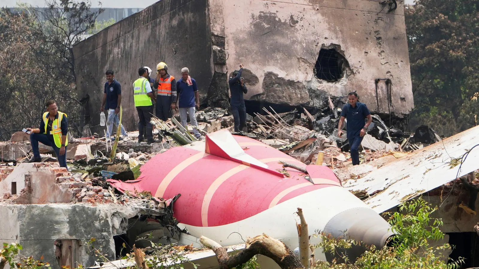 Der Absturz der Boeing 787 der Air India wird untersucht. (Archivbild) (Foto: Ajit Solanki/AP/dpa)