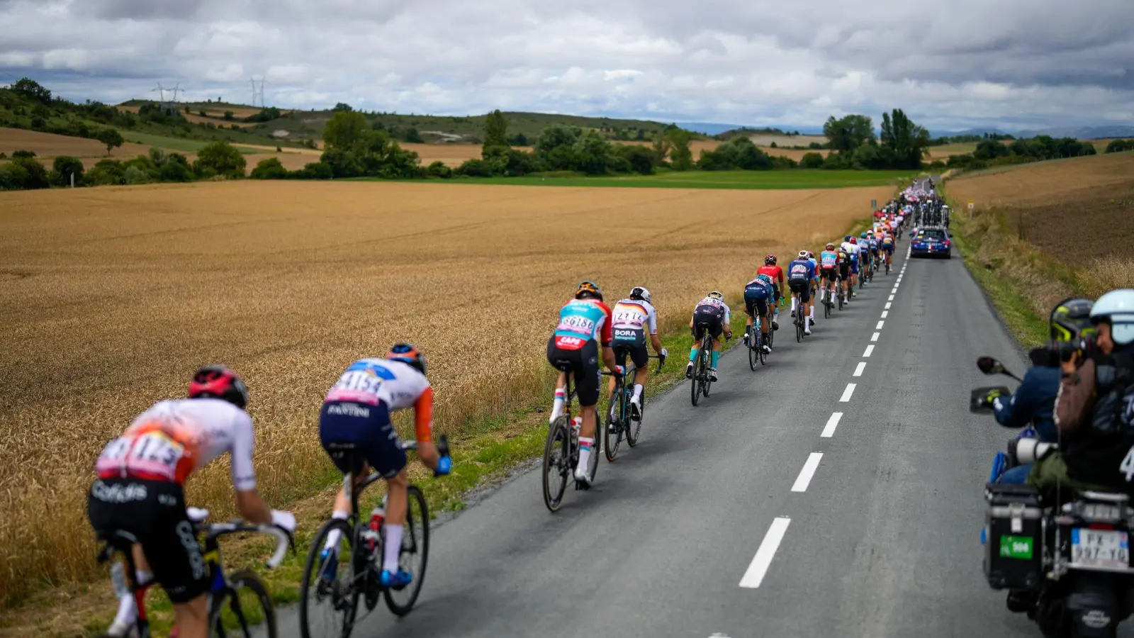 Nach dem Auftakt im spanischen Baskenland kehrt der Tour-Tross nach Frankreich heim. (Foto: Thibault Camus/AP/dpa)