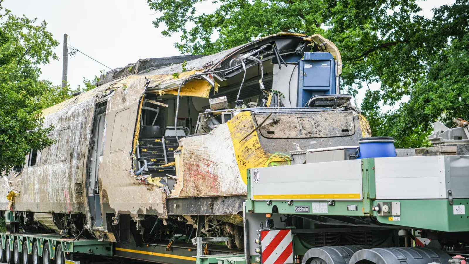 Ein Waggon ist zum Abtransport auf einen Tieflader verladen worden. (Foto: Jason Tschepljakow/dpa)