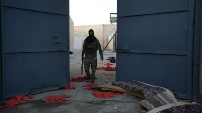 Leere Zellen und zurückgelassene Häftlingskleidung im al-Schaddadi-Gefängnis Anfang der Woche. (Archivfoto) (Foto: Moawia Atrash/dpa)