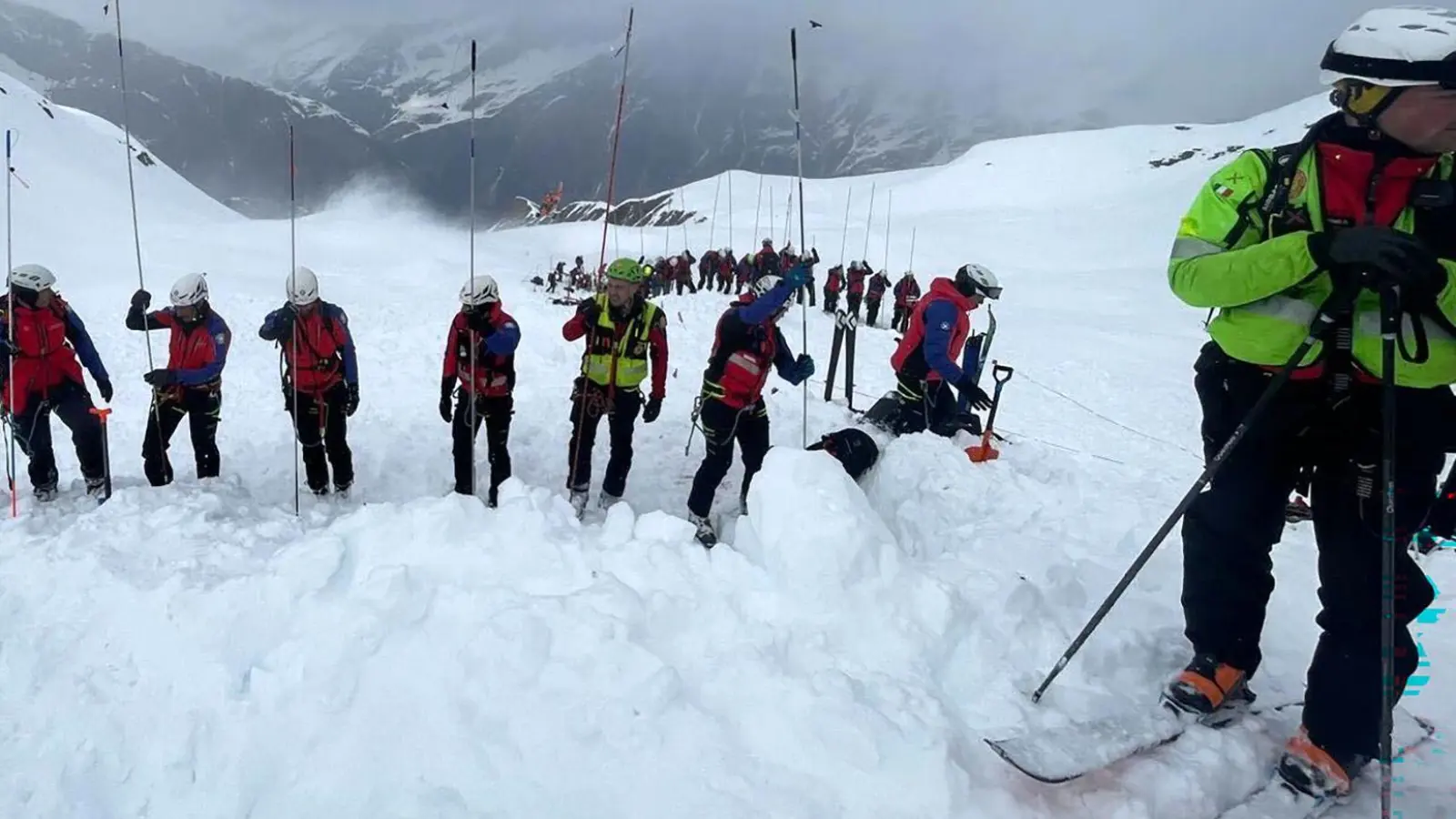 Mehr als 60 Rettungskräfte waren bei der Suche im Einsatz. (Foto: -/Italienische Bergwacht/dpa)