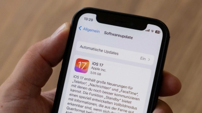 Das Update auf iOS 17 ist 3,05 GB groß: iPhone-User können sich auf neue Features rund um Telefonieren, Nachrichten oder Videochat freuen. (Foto: Zacharie Scheurer/dpa-tmn)