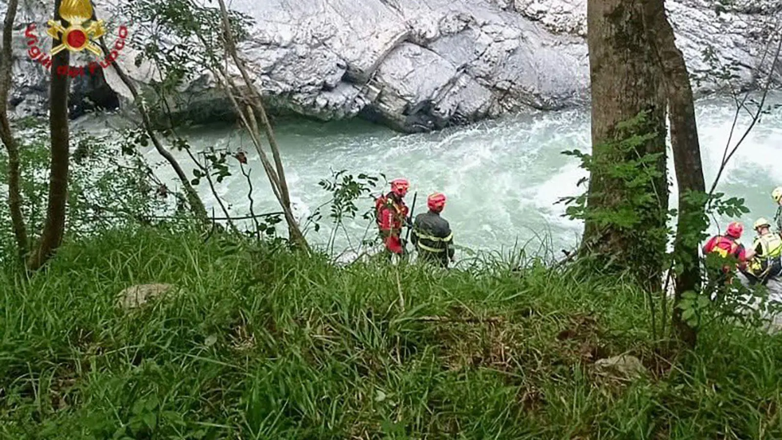Einsatzkräfte der Feuerwehr und der Bergrettung haben die Teenagerin tot geborgen. (Foto: -/Vigili del Fuoco/dpa)