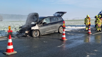 Auf der Staatsstraße zwischen Linden bei Markt Erlbach und Mailheim fing das Auto einer Frau plötzlich Feuer. Die Polizei geht von einem technischen Defekt aus. (Foto: Rainer Weiskirchen)