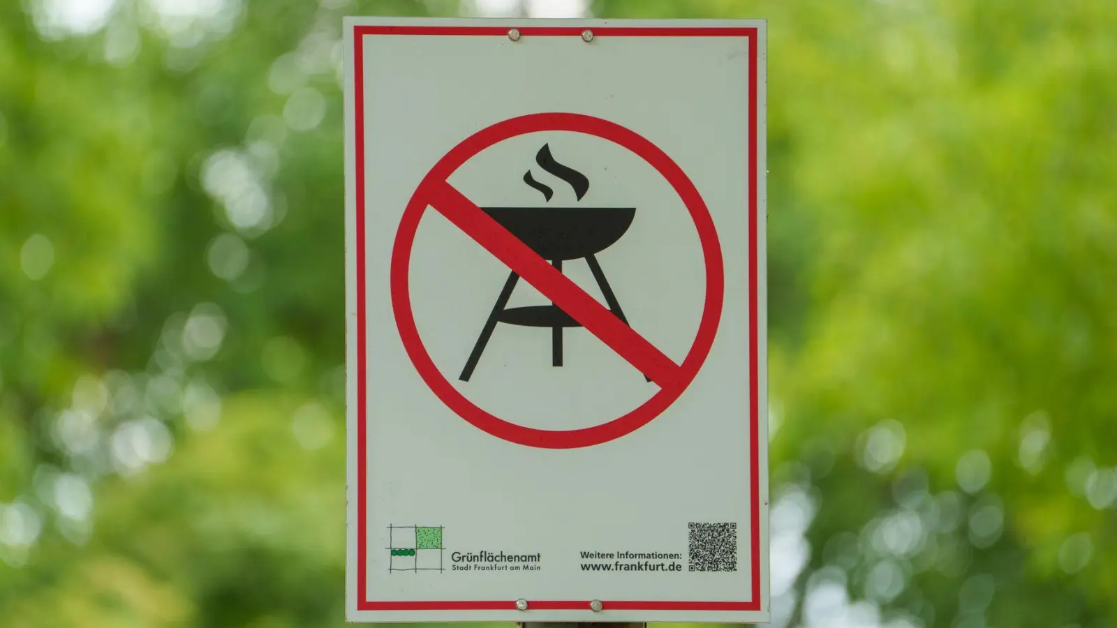 Die Feuerwehr wird wegen einer starken Rauchentwicklung zu einem leerstehenden Gebäude gerufen. Drei Jugendliche hatten dort versucht, eine Grillparty zu veranstalten. (Symbolbild) (Foto: Andreas Arnold/dpa)