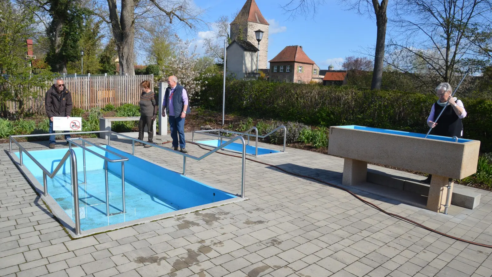 Die Kneippanlage an der Alten Promenade in Dinkelsbühl: Ebenso wie hier haben Mitglieder des Kneipp-Vereins auch die Becken im Mutschachwald für die neue Saison vorbereitet. Diese wird am kommenden Montag, 1. Mai, um 15 Uhr mit einem kleinen Programm eingeläutet. (Foto: Peter Tippl)