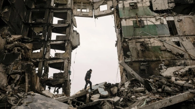 Ein Anwohner sucht in den Trümmern eines zerstörten Wohnhauses in Borodjanka nach Habseligkeiten. (Foto: Vadim Ghirda/AP/dpa)